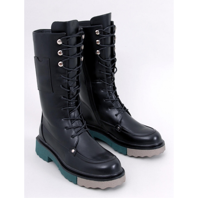 Botas con suela de color negro