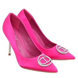 Tacones con decoración de cristal fucsia. rosado