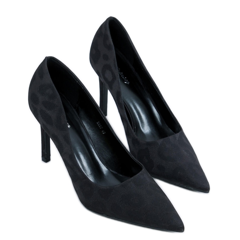 Tacones negros de mujer