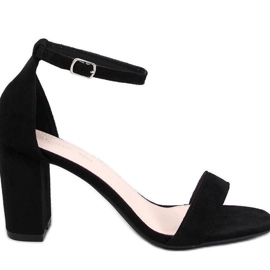Sandalias negras de tacón para mujer. negro
