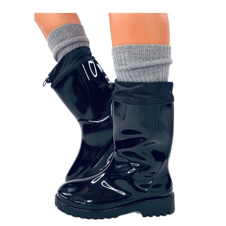 Chanclas pintadas con puño negro.