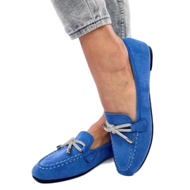 Mocasín ante azul