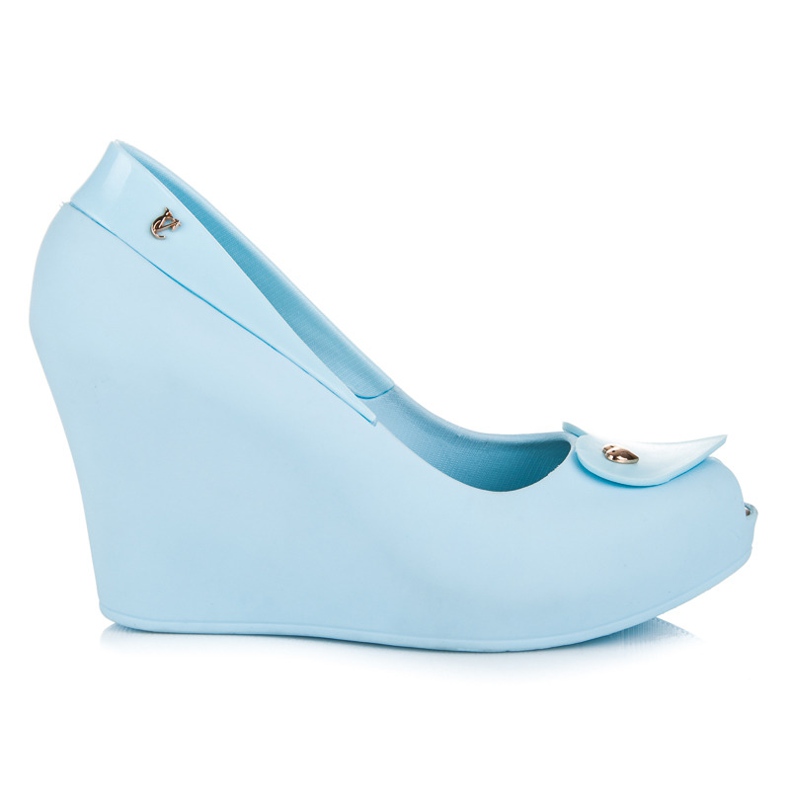 Vices Meliski en una cuña de punta abierta azul Vices Meliski en una cuña de punta abierta azul