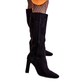 Botas negras para mujer en el puesto. negro