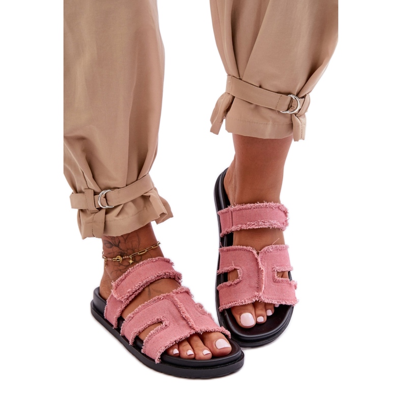 Zapatillas de casa clásicas de mujer confeccionadas en tela rosa. rosado