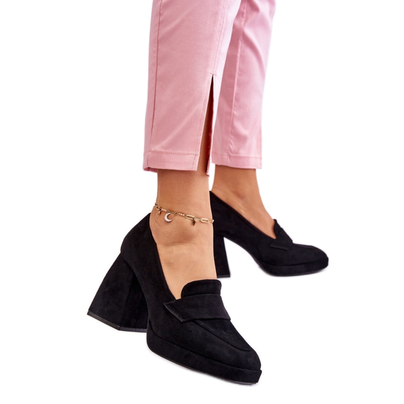 Zapatos de salón de mujer negros con tacón macizo.