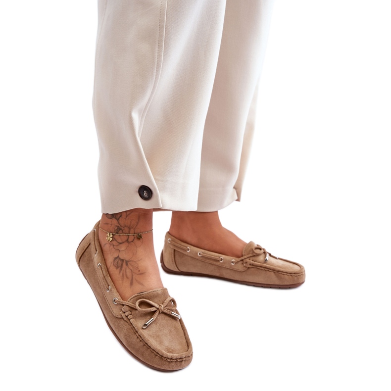 Mocasines de mujer marrones con lazo. marrón