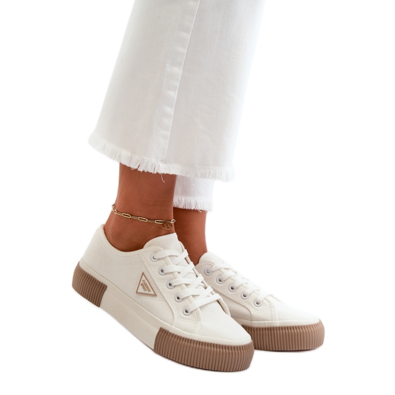 Zapatillas blancas de mujer. blanco