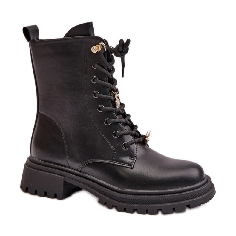 Bolsos de mujer con alfileres negros.