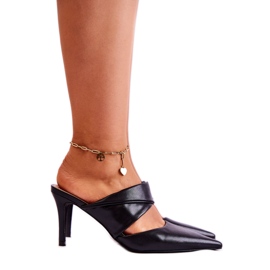 Elegantes chanclas negras de tacón. negro