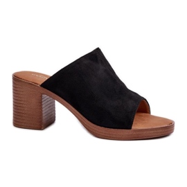 Elegantes chanclas de tacón negras. negro