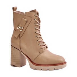 Botines de mujer beige con tacón estable.