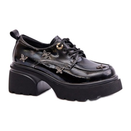 Zapatos de mujer decorados con detalles en Laca Negra. negro