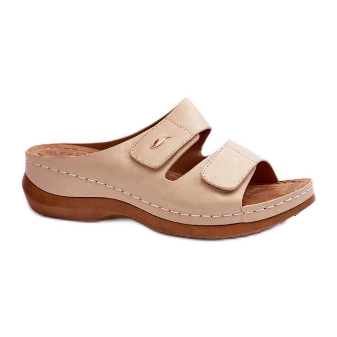 Chanclas de mujer beige con suela plana. Chanclas de mujer beige con suela plana.