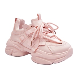 Calzado deportivo rosa con suela maciza.