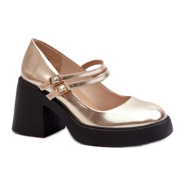 Zapatos de tacón dorados con tacón enorme. Zapatos de tacón dorados con tacón enorme.