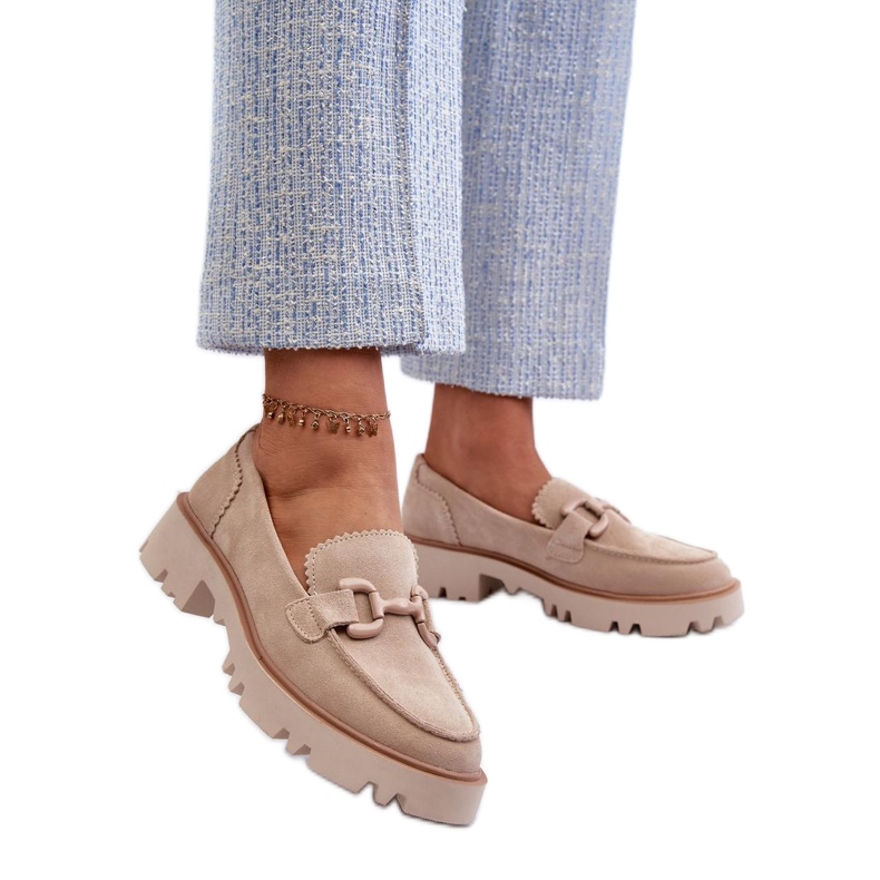 Mocasines de mujer de ante con decoración beige. Mocasines de mujer de ante con decoración beige.