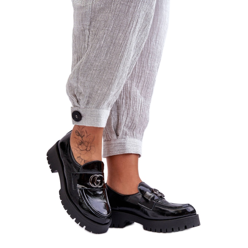 Zapatos negros de charol para mujer. Zapatos negros de charol para mujer.