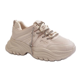 Calzado deportivo sobre una enorme plataforma beige.