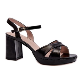 Elegantes sandalias negras de tacón alto negro
