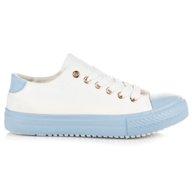 Zapatillas blancas en la plataforma azul blanco