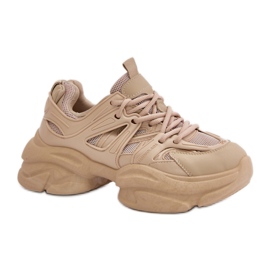 Zapatillas de mujer beige con suela maciza.