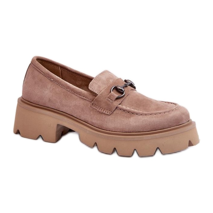 Mocasines de mujer beige masivos de moda. Mocasines de mujer beige masivos de moda.