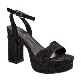 Sandalias de mujer de moda fabricadas en material textil. negro