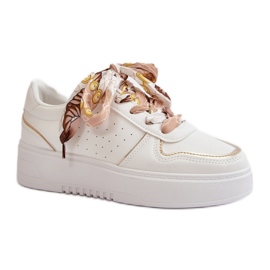 Zapatillas de mujer con piel ecológica y decoración. blanco