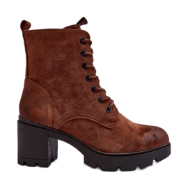Botines de mujer elaborados en ante ecológico. marrón