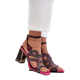 Sandalias de mujer con decoración en el talón. negro