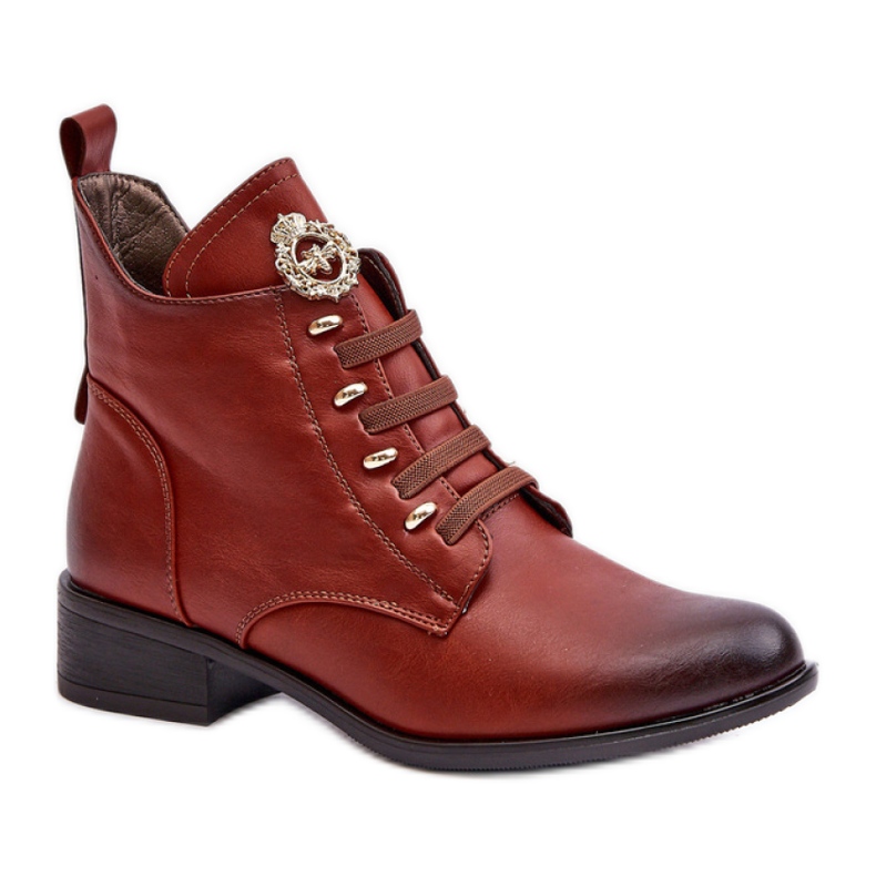 Jezzi Botas con elegante decoración marrón.