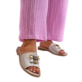 S. BARSKI Sandalias planas de mujer con adornos. beige