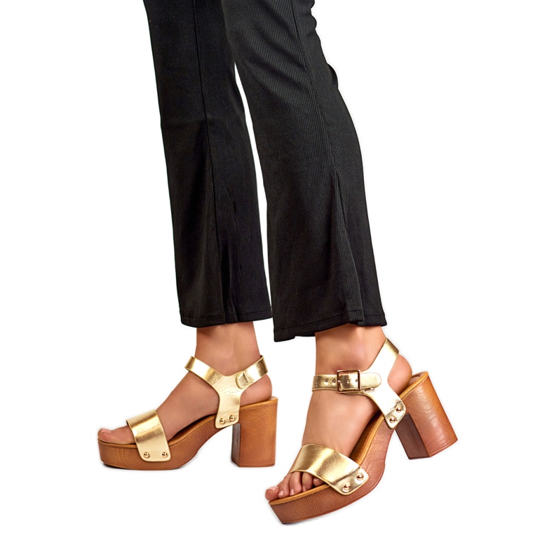 Modelo 3993GO Sandalias doradas dorado
