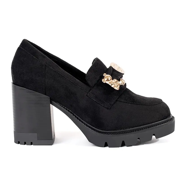 Zapatos de mujer negros de ante con tacón y decoración metálica.