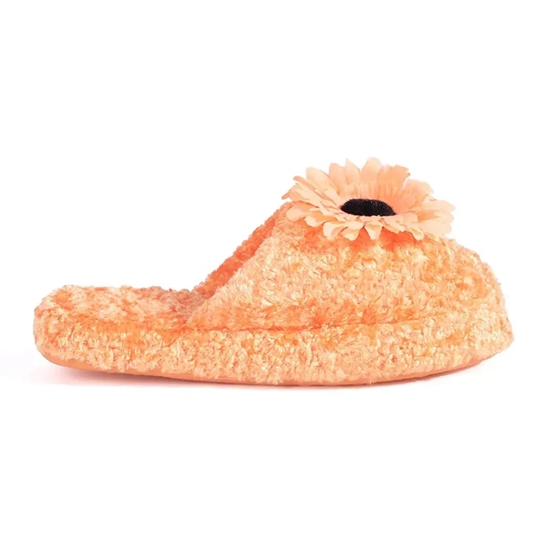 Pantuflas infantiles naranjas con flor decorativa.