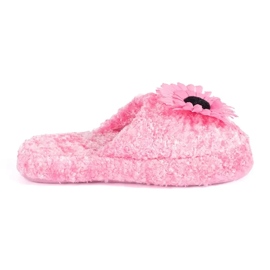 Pantuflas infantiles rosas con flor decorativa.