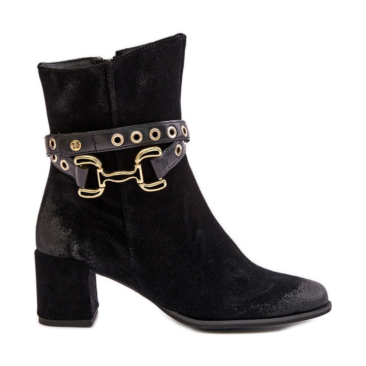 Botas de mujer de ante con tacón alto y correa decorativa Maciejka 06679-01 Negro Botas de mujer de ante con tacón alto y correa decorativa Maciejka 06679-01 Negro