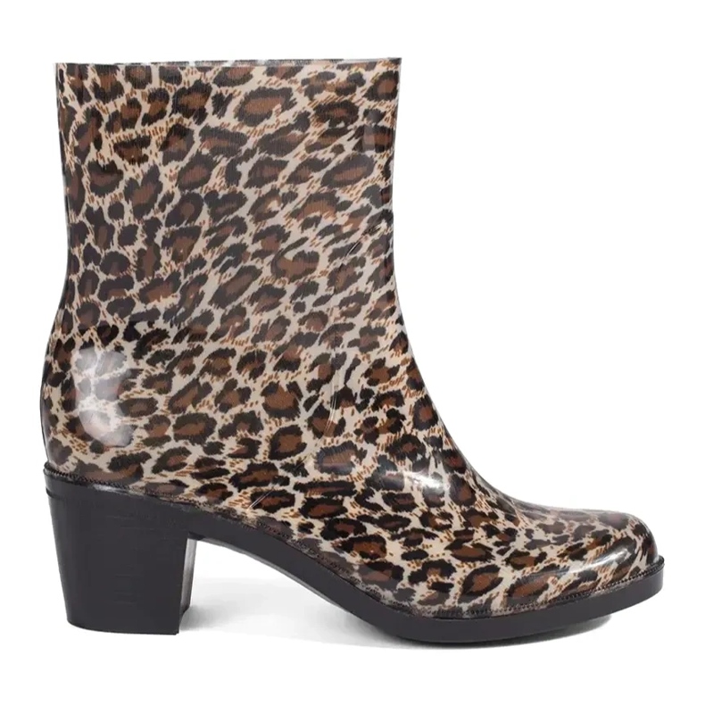 Botas de agua de mujer con tacón con estampado de leopardo. marrón