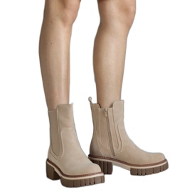 Botas de plataforma masivas de color beige claro con abrasiones de Sholla