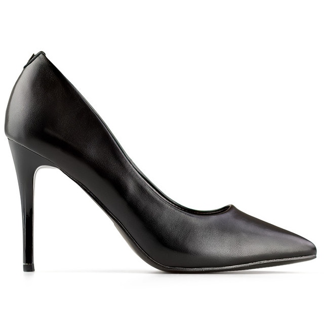Tacones clásicos de mujer negros con plantilla de piel.