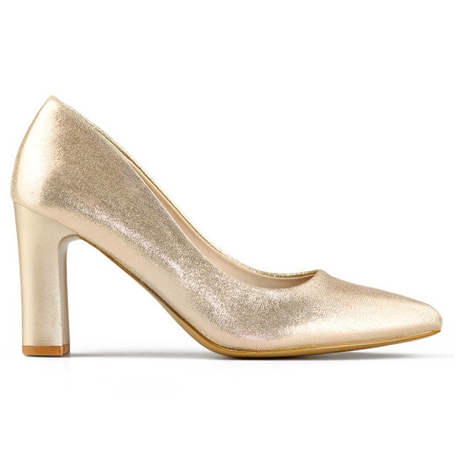 Zapatos de tacón elegantes dorados con plantilla de piel.