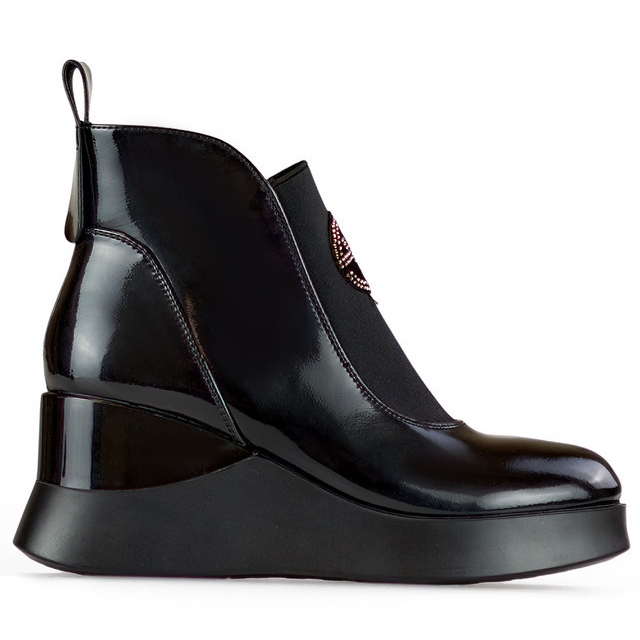 Botines de mujer de piel charol con cuña. Elegantes botines de mujer con aislamiento. negro