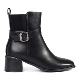 Botines negros de mujer con hebilla.