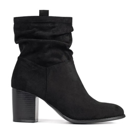 Botas de mujer de ante negro en el poste.
