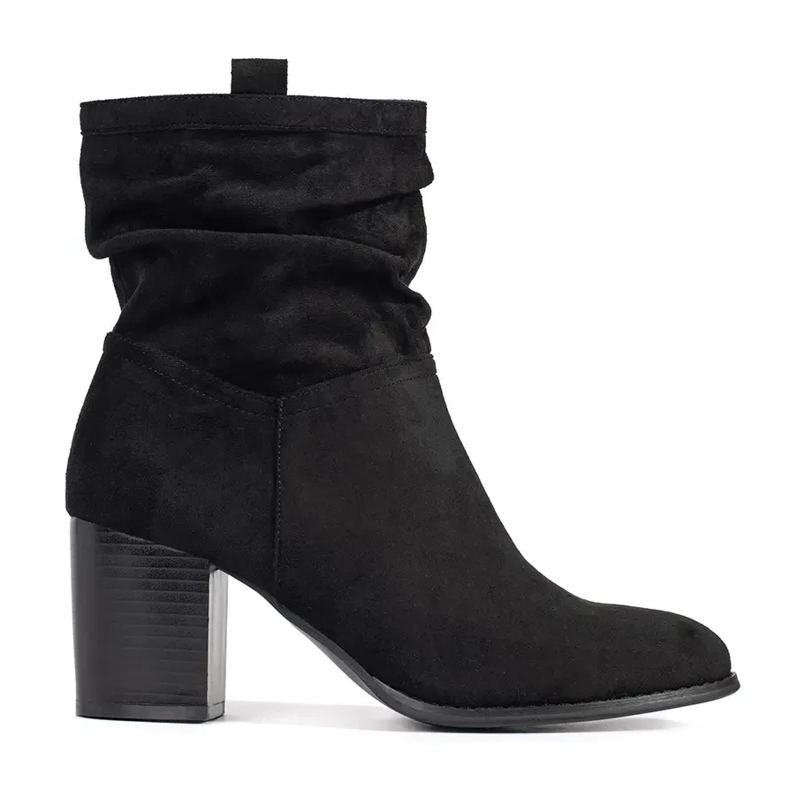 Botas de mujer de ante negro en el poste. Botas de mujer de ante negro en el poste.