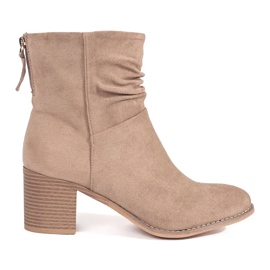 Botines de mujer de ante beige con volante en la parte superior