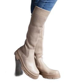 Botas sin cordones beige con parte superior flexible sobre una enorme suela Elthea