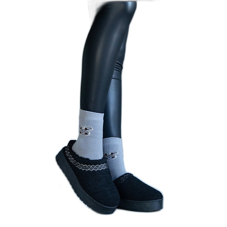 Botas de nieve de plataforma negras con parte superior baja y un patrón Greene bordado negro