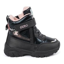 Zapatos de niña negros con suela gruesa.